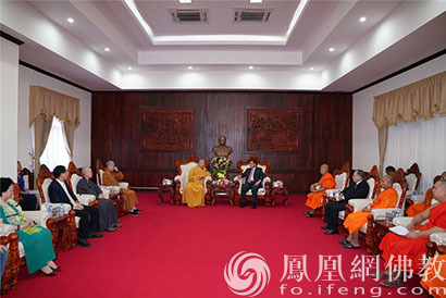 中国佛教协会副会长、深圳弘法寺方丈印顺大和尚一行与老挝中央政治局委员、建国阵线主席赛宋蓬&middot;丰威汉会谈现场（图片来源：凤凰网佛教）