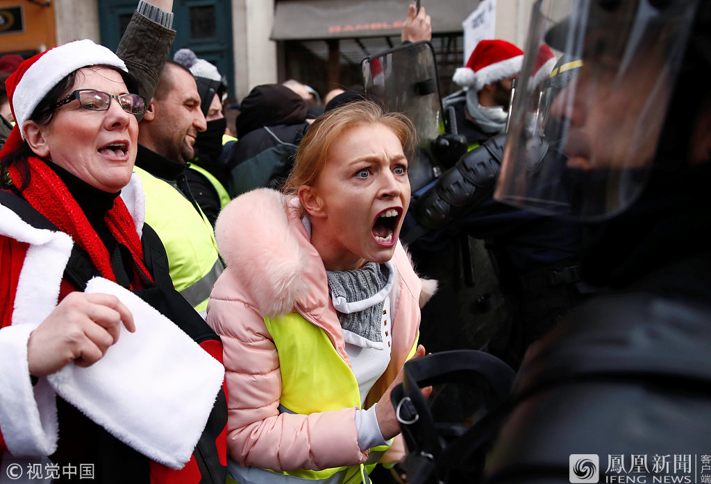 法国的"黄马甲"运动最初是为了抗议计划中的燃料涨价,但后来演变成大