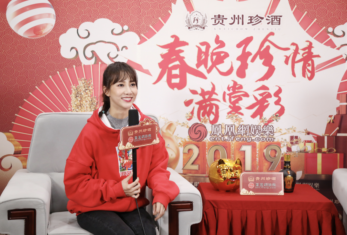 贵州珍酒弦子穿民族服装登台在后台会秒变追星族