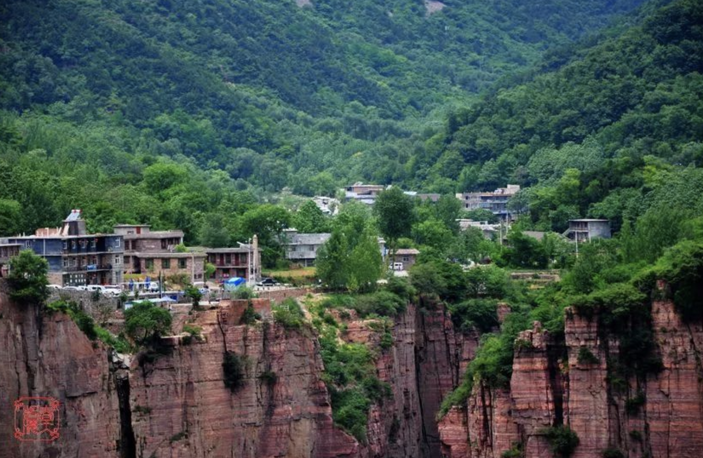 这个古镇在瀑布边的悬崖上挂了2千多年，如今终成网红_芙蓉镇