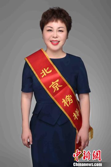 2月20日,中共中央宣传部向全社会发布北京榜样优秀群体的先进事迹,授予他们“时代楷模”称号。王晓旌是50名北京榜样年榜荣誉获得者中的一位。首都文明办 2月20日,中共中央宣传部向全社会发布北京榜样优秀群体的先进事迹,授予他们“时代楷模”称号。王晓旌是50名北京榜样年榜荣誉获得者中的一位。首都文明办