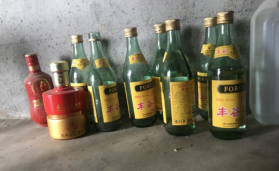 某村民告诉微酒记者,2017年他在家一般喝8元/瓶的丰谷二曲,2018年就喝