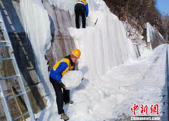 图为桥隧工们在除冰。(吕金奎摄)