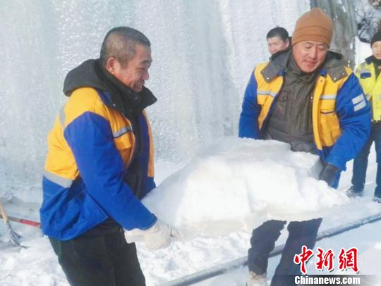 图为桥隧工们在除冰。(吕金奎摄)