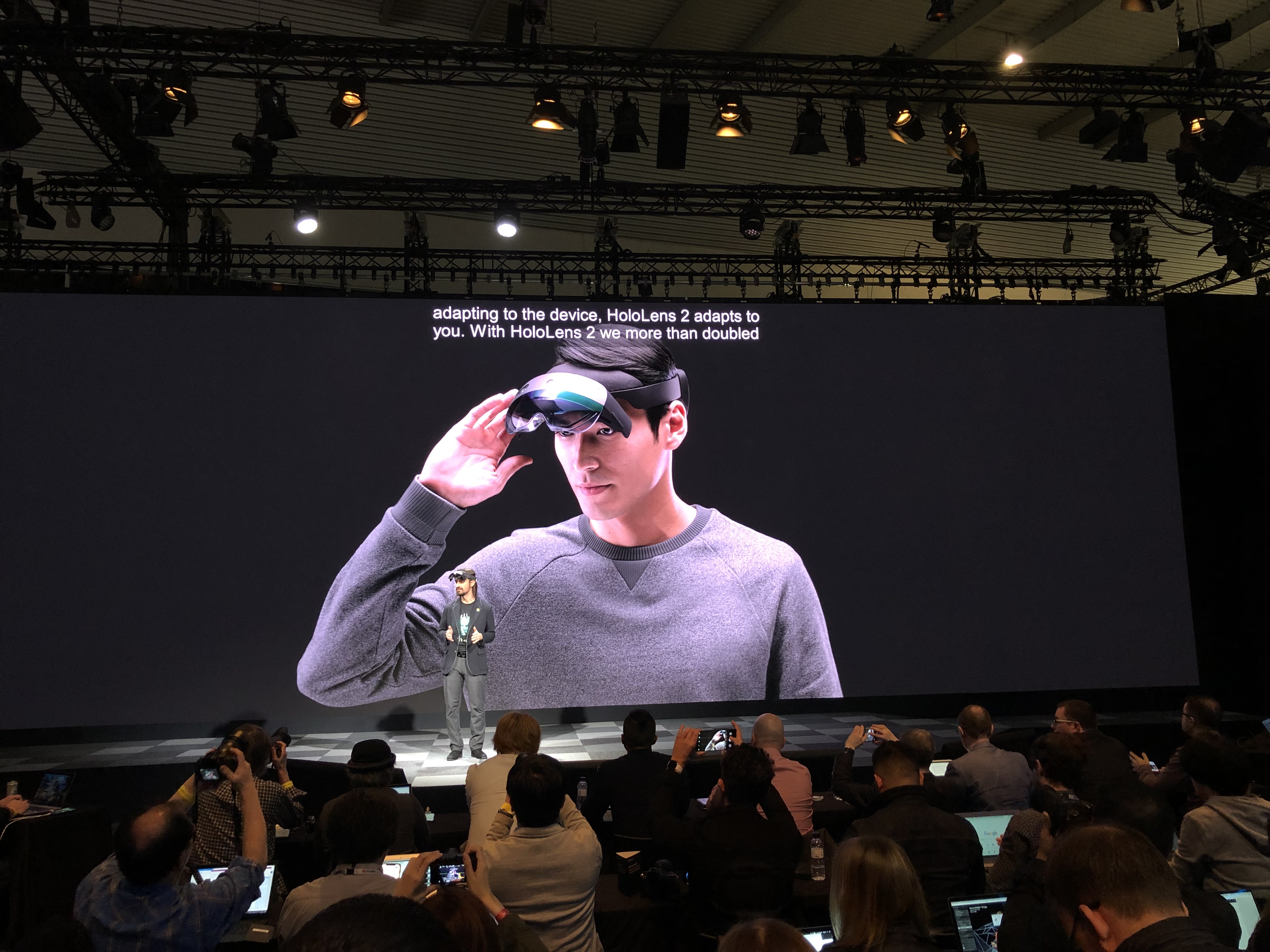 微软在MWC推出全新HoloLens 2 售价3500美元