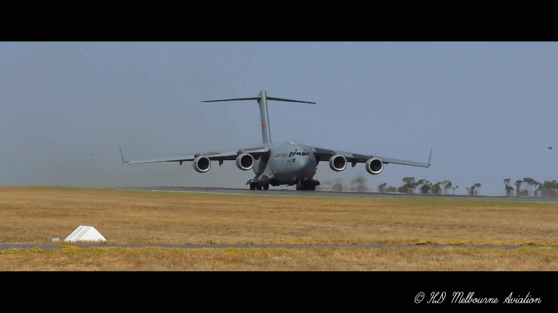 美军c17捧场澳航展 起飞时发动机撞鸟喷出火焰
