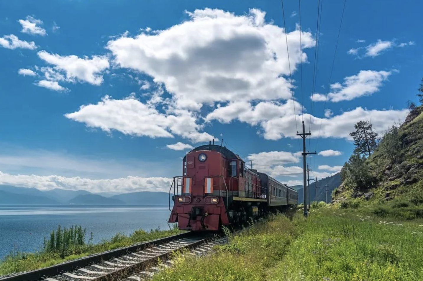 在新疆坐火车，窗外的风景一定很美吧～ 前天在库俄铁路（红山石林段）抓拍到的一辆运煤的货运列车，正在穿越浓浓的秋色和壮观的雅丹地貌。#火车看中国# - Thomas看看世界