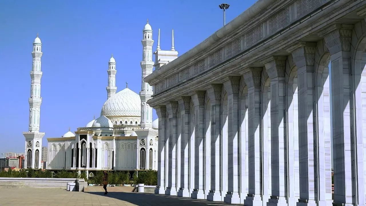 离独立广场不远的地方，便是被称为中亚最美清真寺的哈兹拉特苏丹清真寺（Khazret Sultan Mosque），它静静地矗立在广场北边，在阳光下白得耀眼，惊艳了时光。