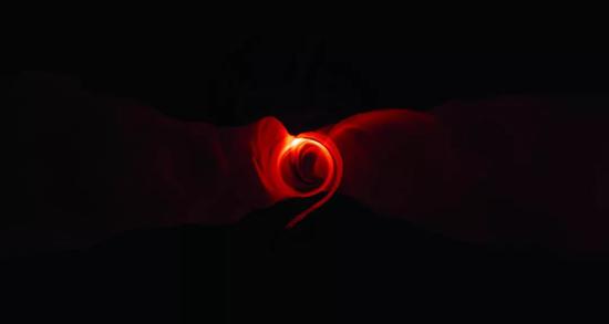  图中数值模拟结果显示，落向黑洞的物质应会产生能用来验证爱因斯坦引力理论的现象。