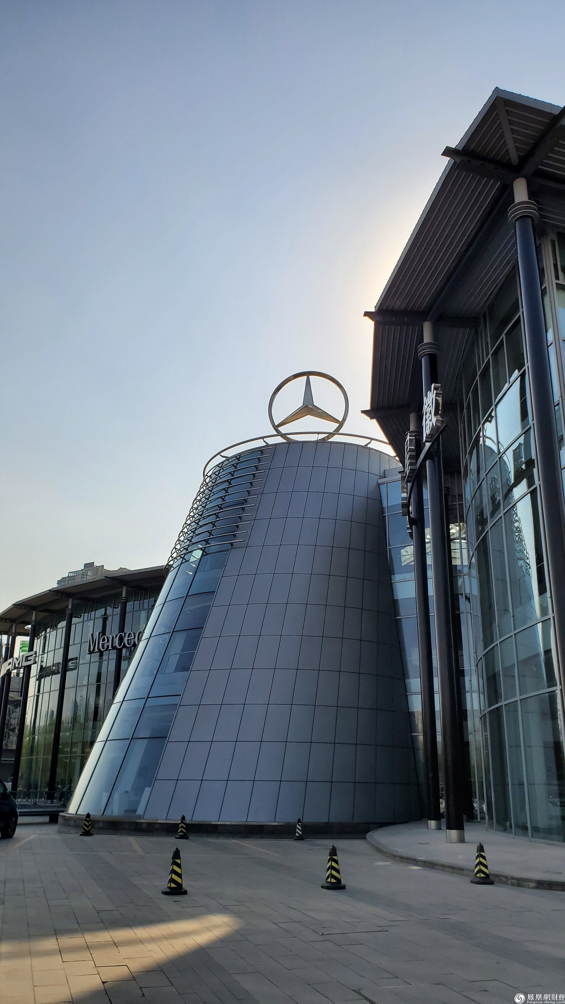 奔驰亚洲旗舰店内广告:成功人士都在贷款