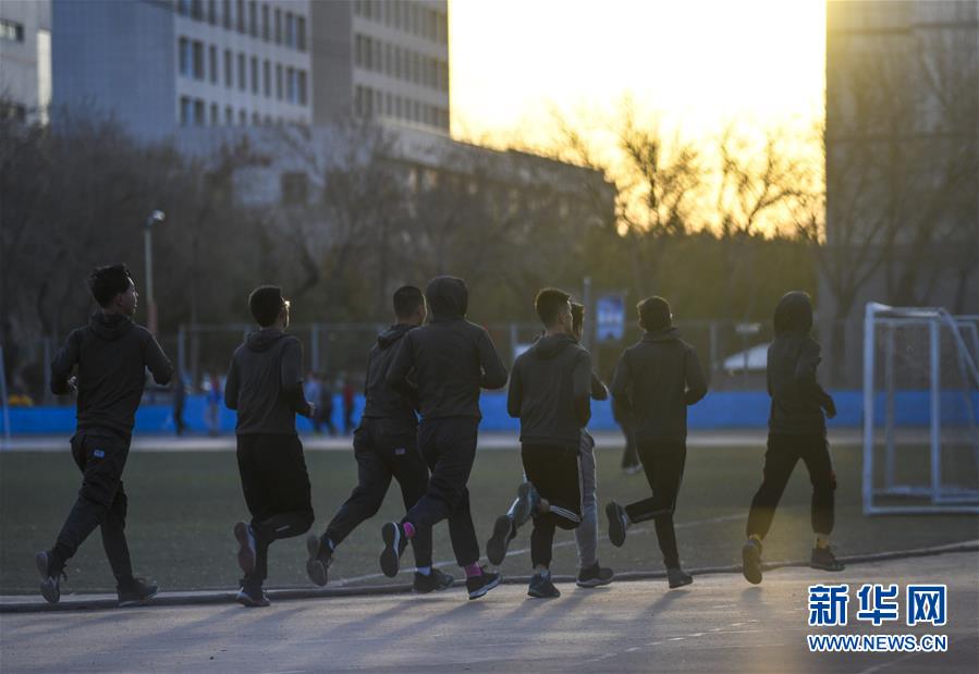 在新疆石河子大学一处操场上晨练的学生(4月10日摄)。新华社记者王菲摄