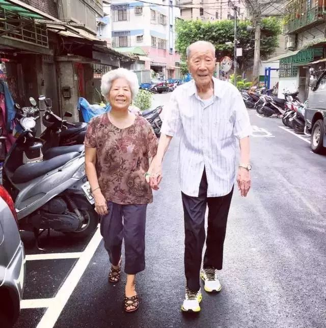 70岁老夫妻全裸照引300万人热议:“老太婆,你比年轻时还要动人”