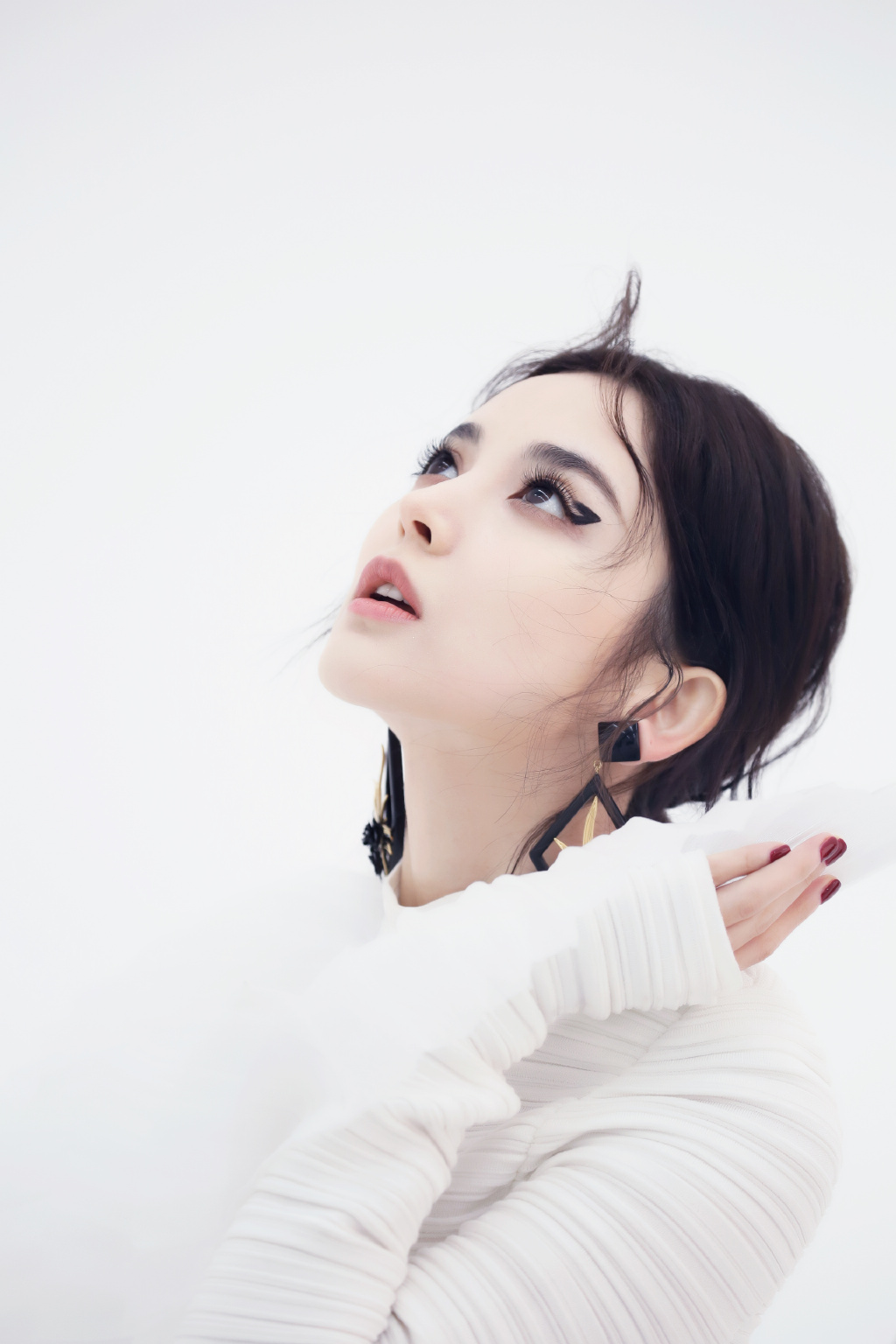 为某杂志拍摄时尚最新时尚大片的古力娜扎以一组可爱的猫眼妆出镜