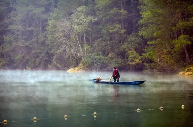 陡水湖若是碰到云雾天气,山光水色因云雾变得缥缈,一叶扁舟在此景中最