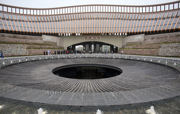 中国馆前的独特建筑造型.