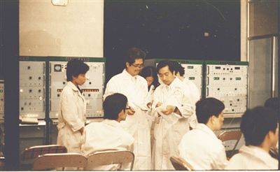 1988年，风云一号卫星发射前，工作人员对地面应用系统进行最后复核。国家卫星气象中心供图