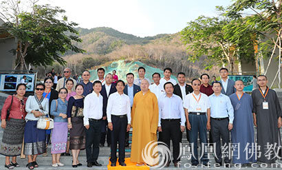 印顺法师与代表团合影（图片来源：凤凰网佛教 摄影：深圳弘法寺）