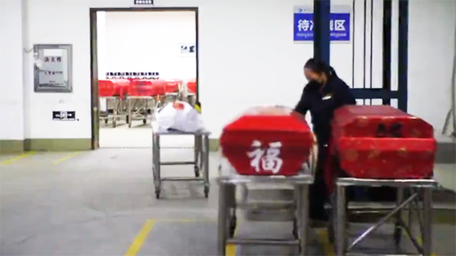 外卖小哥深夜去殡仪馆送餐：当时心凉了 熟了就不害怕