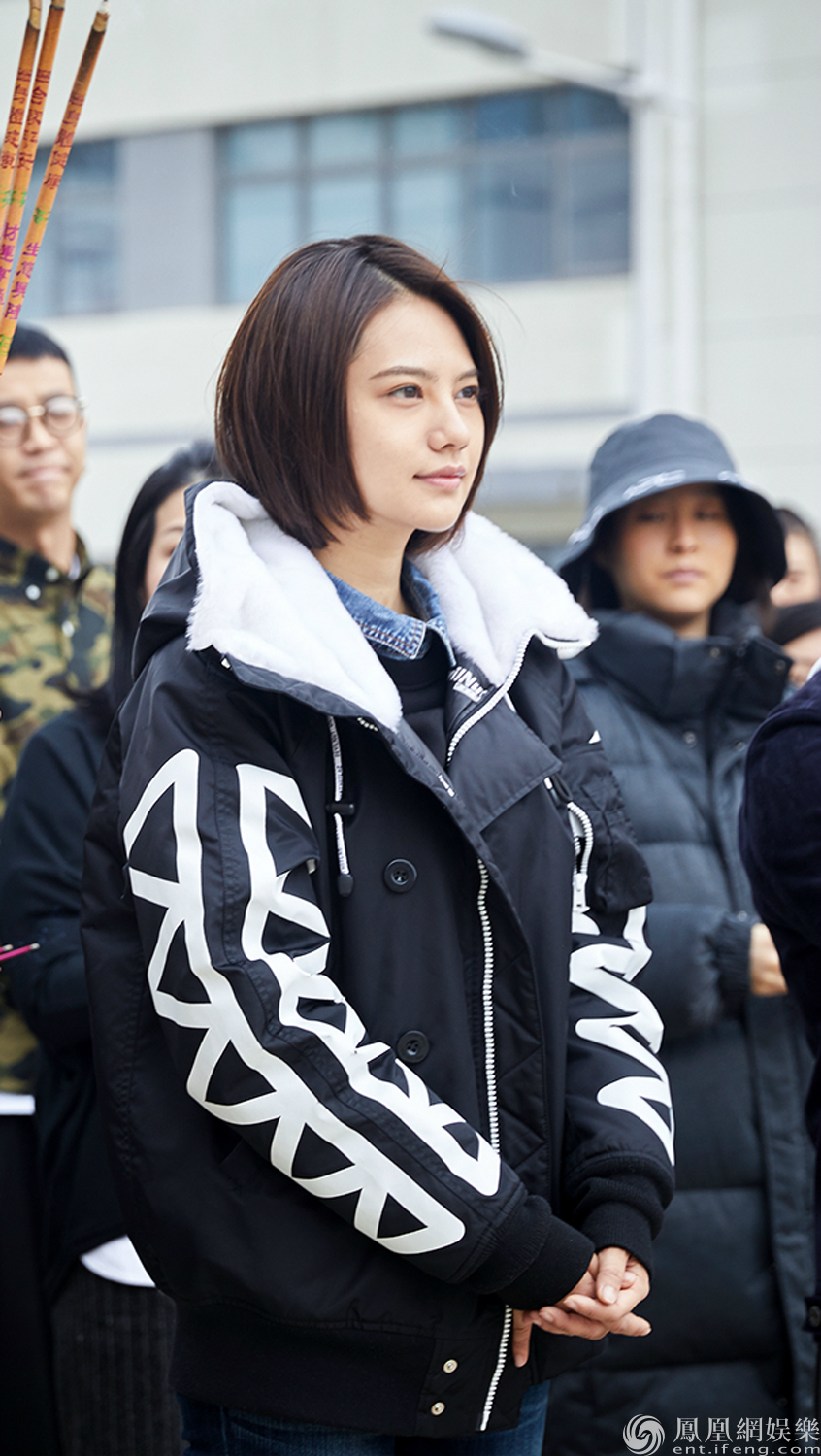 姜珮瑶八岁的爸爸开机短发形象首发演绎暖心义工