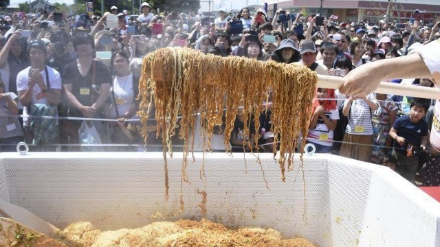 世界最巨型方便面600人同吃一碗面创吉尼斯世界纪录