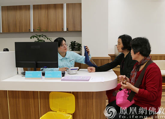 南普陀寺中医院义诊活动现场(图片来源:凤凰网佛教 摄影:南普陀寺)