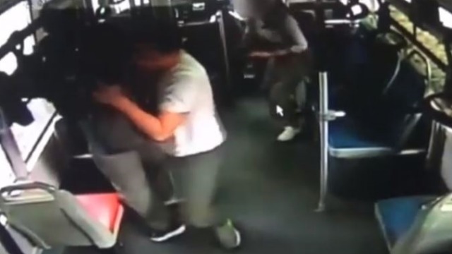 猥琐男公交上摸女孩 欲跳窗被司机一把抱住_凤凰网视频_凤凰网