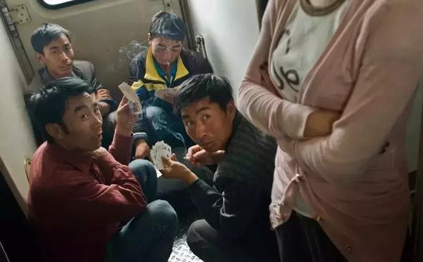 满身的"年代味 绿皮火车里的人生百味