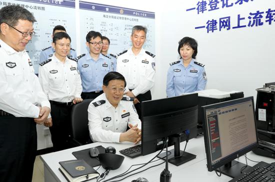 5月27日，国务委员、公安部党委书记、部长赵克志在北京调研公安执法规范化建设。图为赵克志在北京市公安局海淀分局执法办案管理中心受案立案管理办公室详细了解中心的运作流程和功能成效。