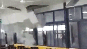 湖北一高校食堂天花板成排坍塌 校方回应