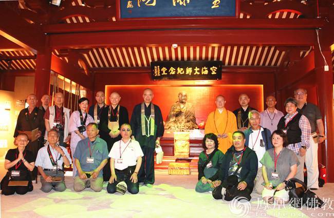 添田隆昭长老一行朝礼空海大师纪念馆并合影(图片来源:凤凰网佛教 摄影:陈永迁)