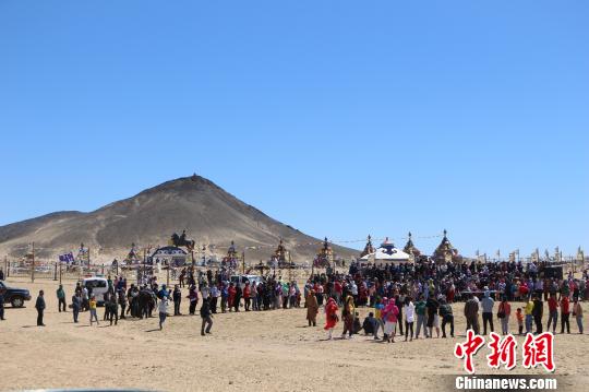 内蒙古乌拉特草原建成99座敖包群入选大世界基尼斯纪录