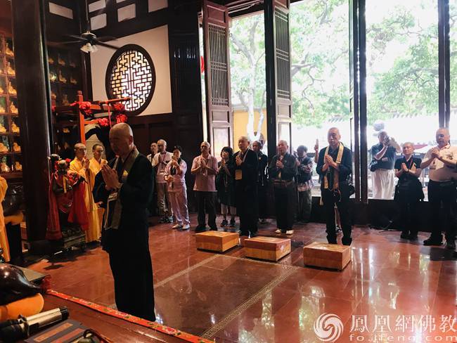 添田隆昭长老率团于铁佛殿诵经缅怀空海大师(图片来源:凤凰网佛教 摄影:王枫涛)