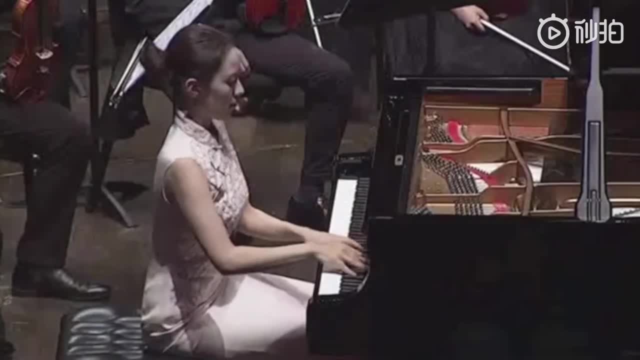 郎朗妻子吉娜·爱丽丝在深圳音乐厅演奏《彩云追月》