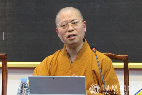 净因法师进行了总结发言(图片来源:凤凰网佛教 摄影:大圣竹林寺)