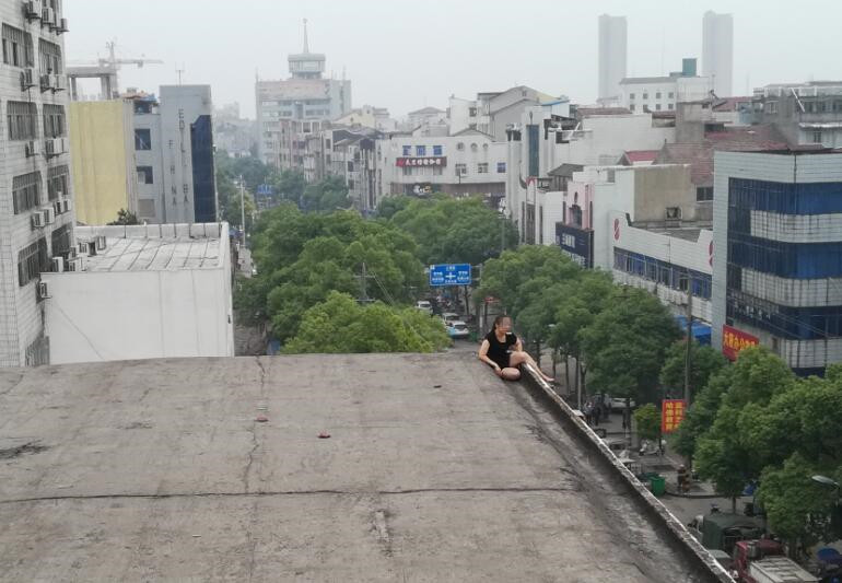 图片说明:选择跳楼轻生的家暴受害者