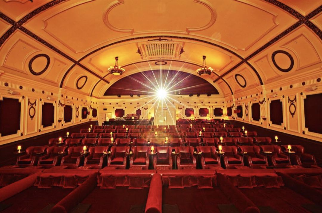 推门而入才发现,这座于1912年2月24日正式开放的电影院,在经历