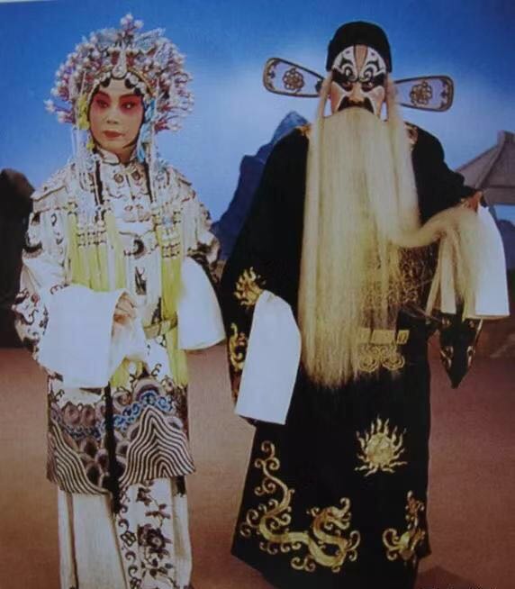 自幼随父吴松岩学习花脸,宗金(少山)派,上世纪50年代入戏曲实验学校