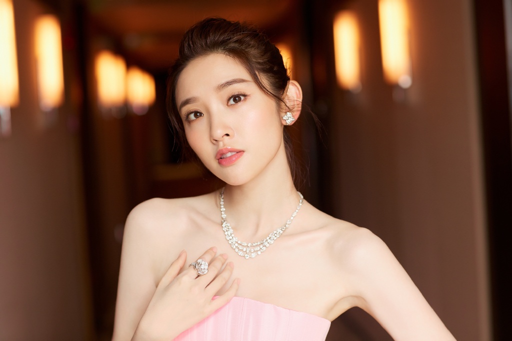 大婚在即准新娘唐艺昕的甜蜜女友妆让我酸了