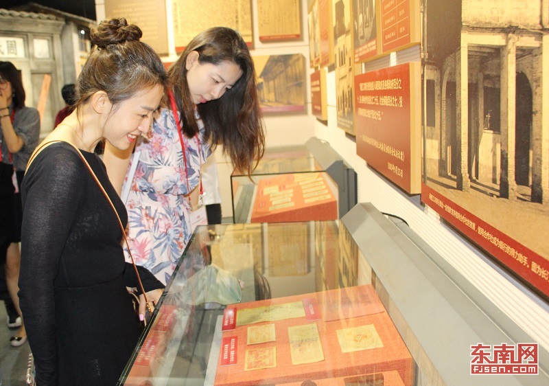 代表团成员在红色小上海展览馆内看展品