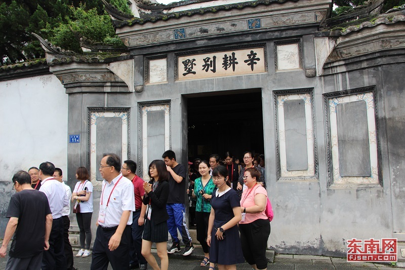 参观红四军司令部、政治部旧址一—辛耕别墅