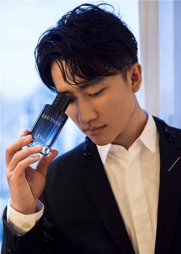 和dior迪奥sauvage一起,在城市中找寻你的自由神秘印记!