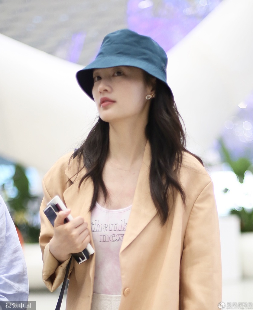 李沁伴娘行程结束后归国 穿西装大外套露美腿超养眼