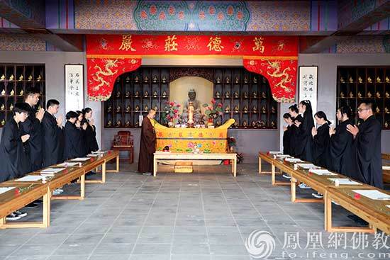 抄经前唱诵炉香赞(图片来源:凤凰网佛教 摄影:江苏太仓同觉寺)
