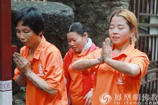 三步一拜朝礼观音岩(图片来源:凤凰网佛教 摄影:广西龙华古寺)