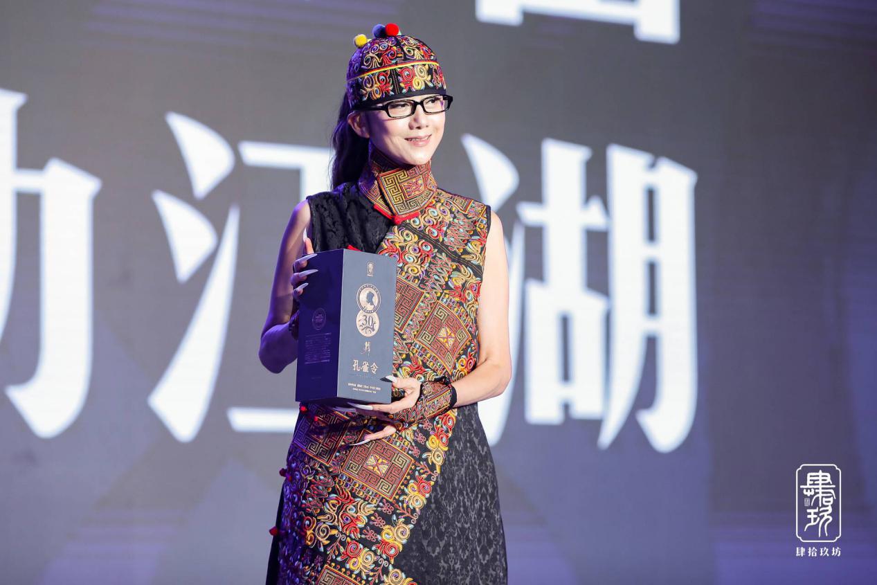 孔雀仙子也爱酒?杨丽萍联合肆拾玖坊出品孔雀令酒