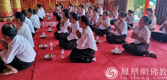 随念五戒(图片来源:凤凰网佛教 摄影:临沧金龙寺)