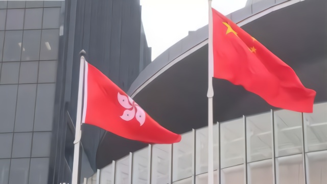 示威者冲击中联办大楼涂污国徽 港澳办强烈谴责