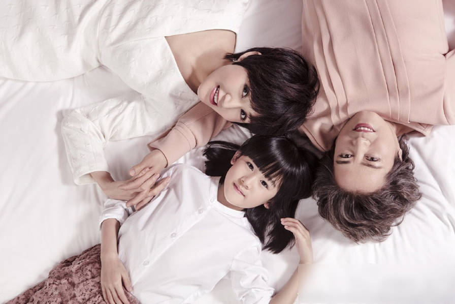 就这样…在一起…到永远…"鲍蕾与妈妈女儿合照