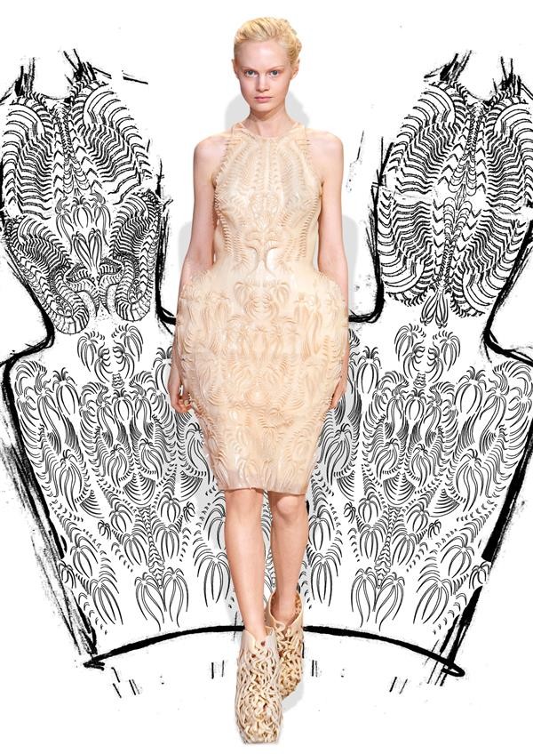 衣服由激光切割和3d打印机成型的成千上万的波浪状的鳞片组成.