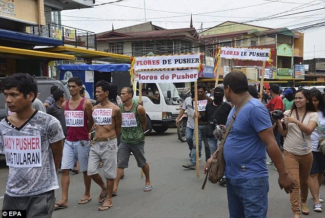 菲律宾:11名毒贩戴批斗标语游街